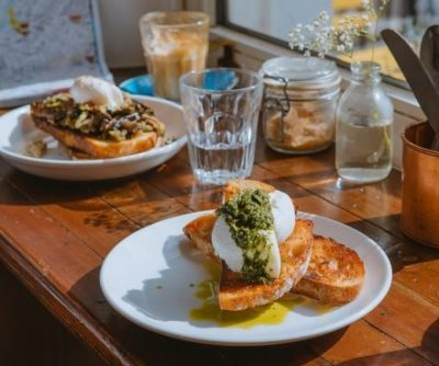 Toast à l'avocat et aux œufs